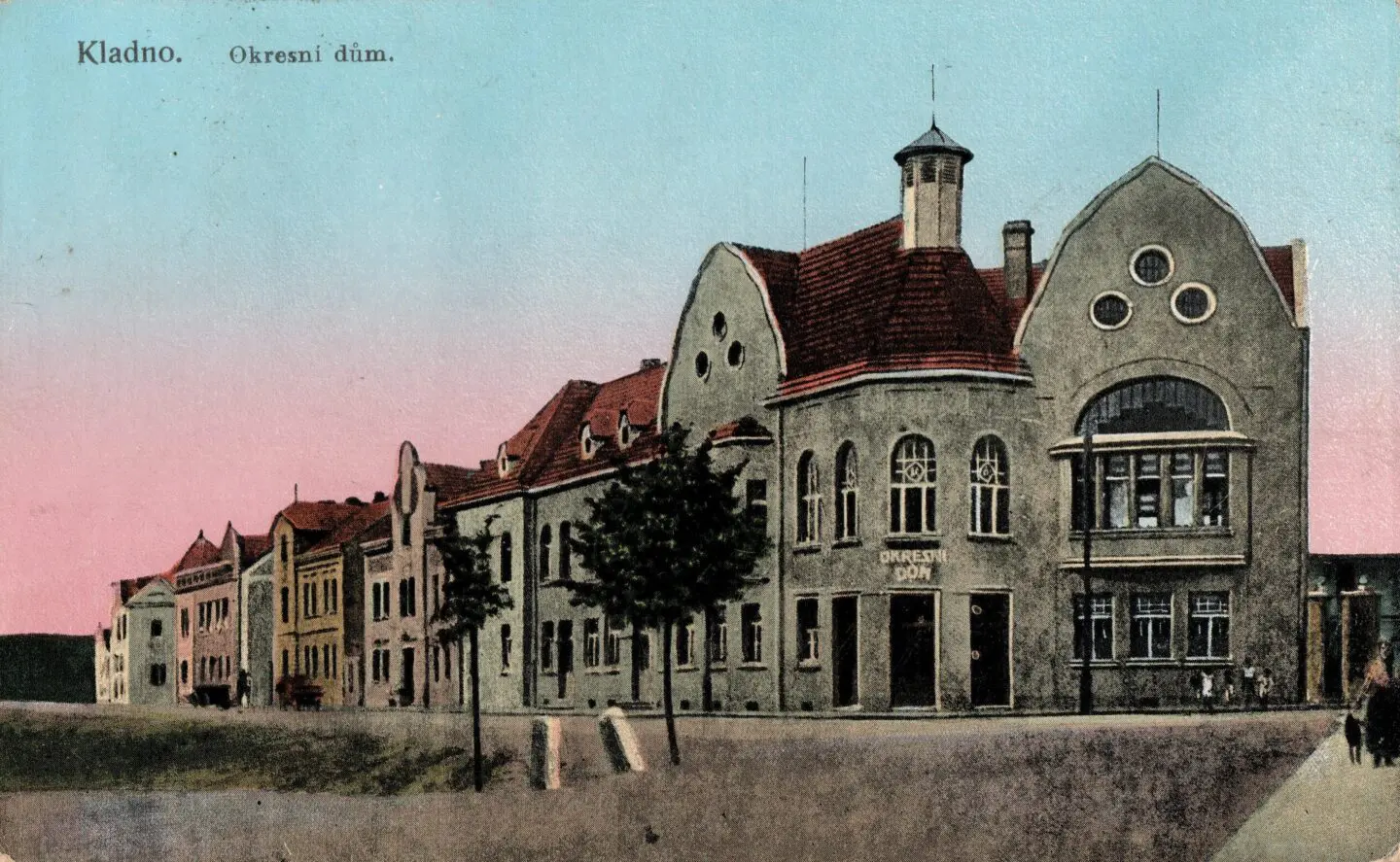 Historická pohlednice s budovou Okresního domu