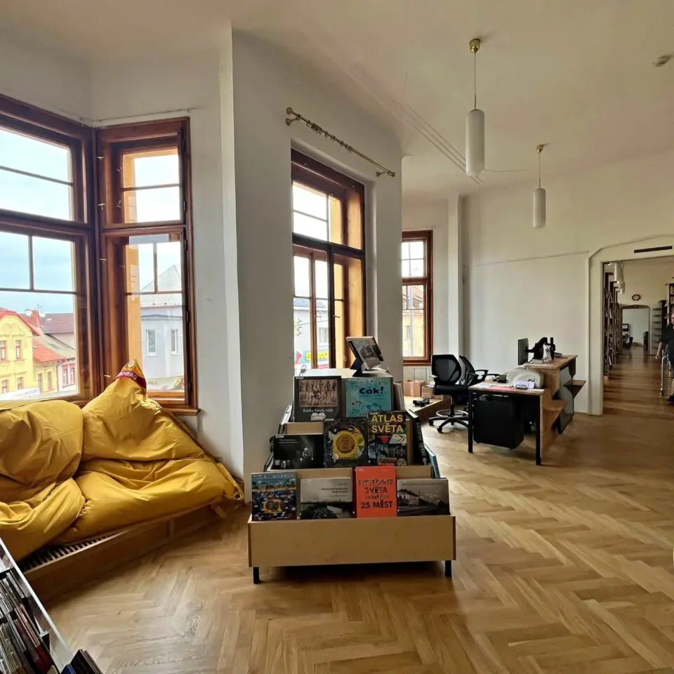 Prázdninové změny v 1. patře: vítejte v útulnější knihovně!